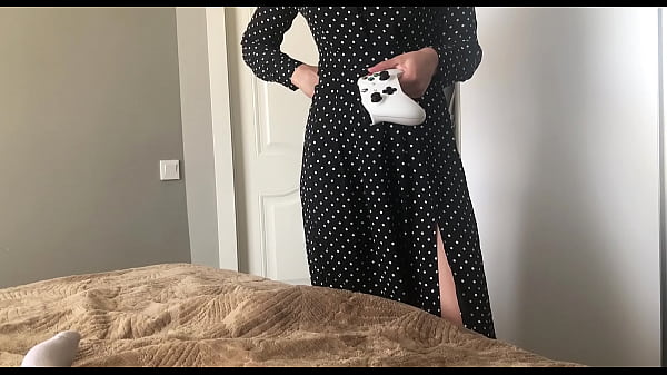 Cô em gái kế không thể thủ dâm bằng tay cầm chơi game và cái kết